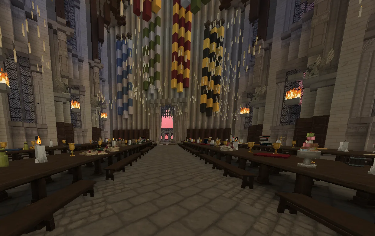 La Sala Grande di Hogwarts con gli stendardi delle quattro casate